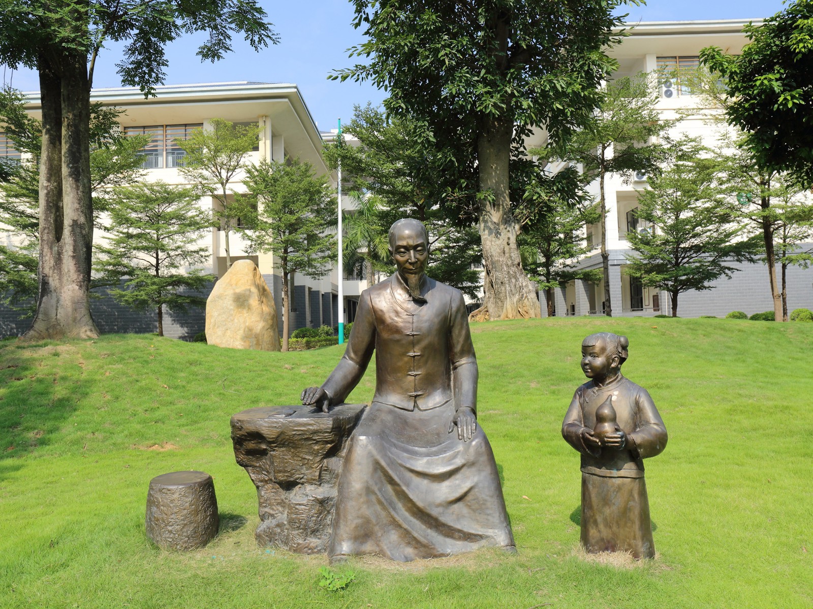 “诊脉”雕塑