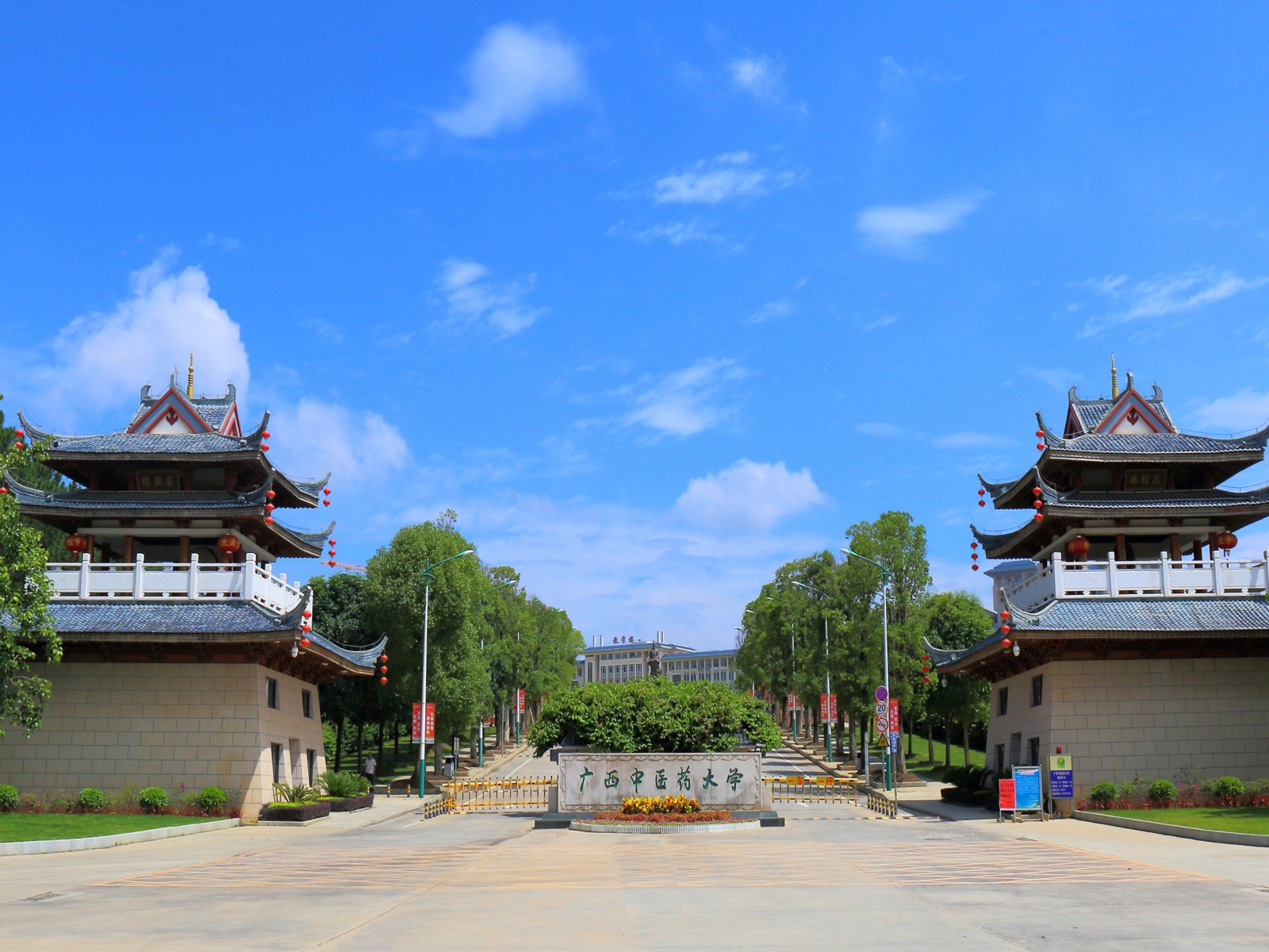 仙葫校区晨钟暮鼓楼校门