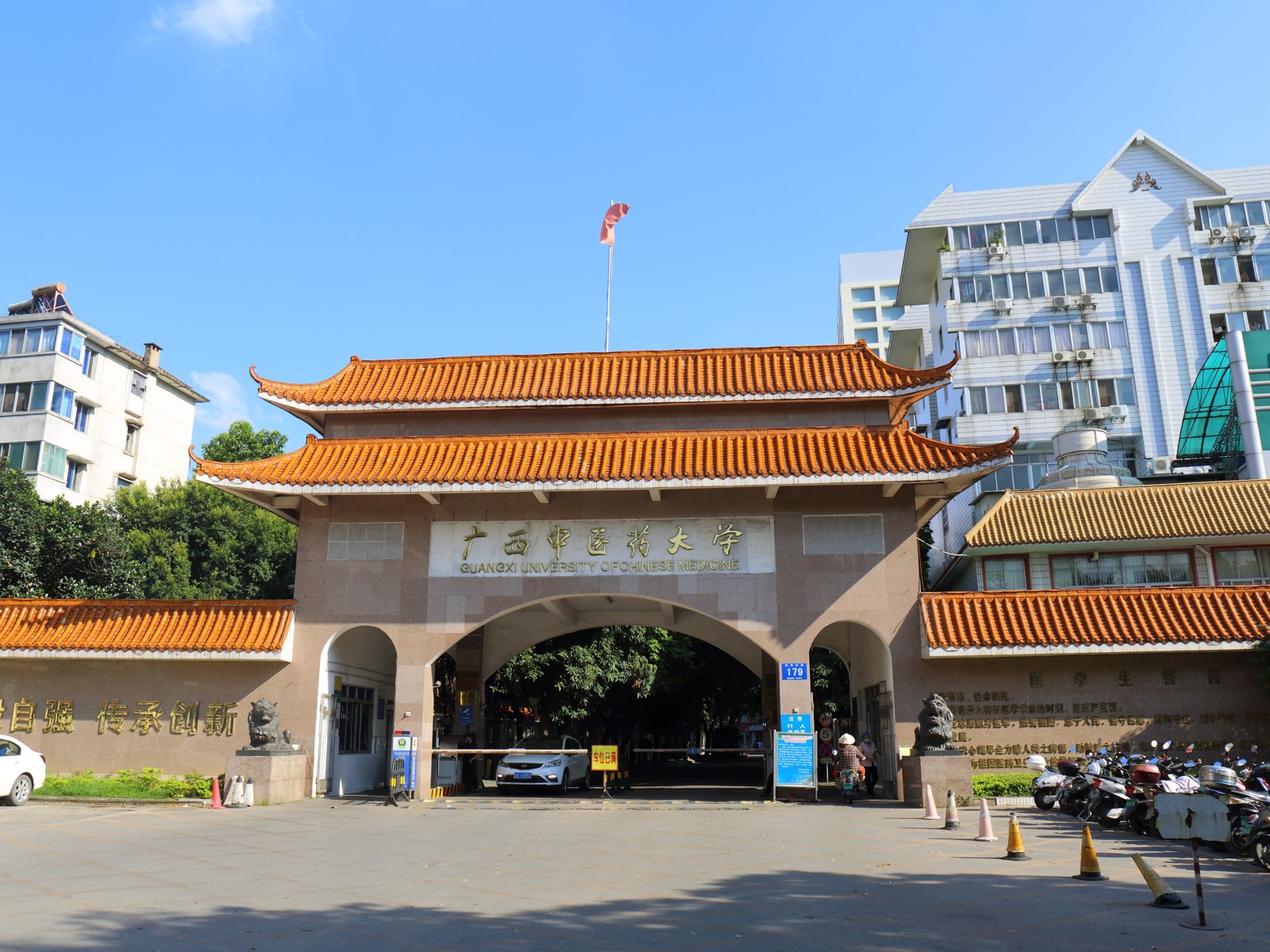 明秀校区校门
