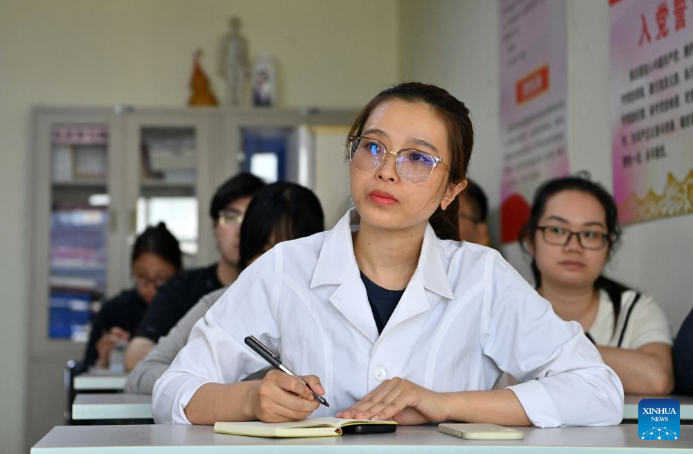 【新华社】Vietnamese student pursues TCM dream in S China's Guangxi